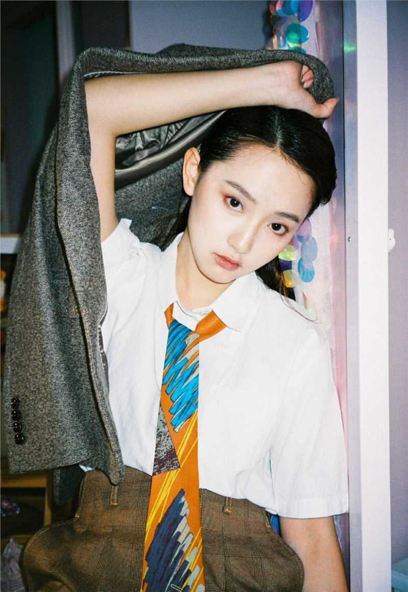 复古时尚美女模特衬衫格裤极品杂志图片