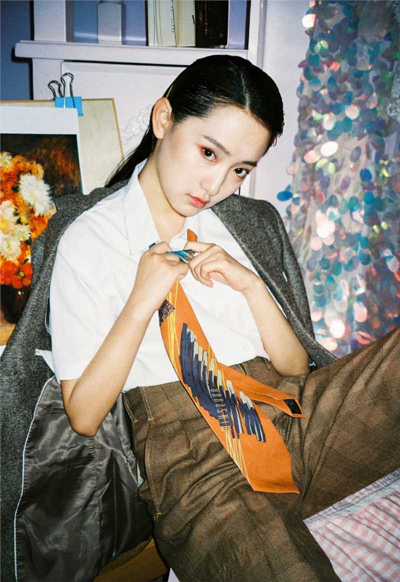 复古时尚美女模特衬衫格裤极品杂志图片