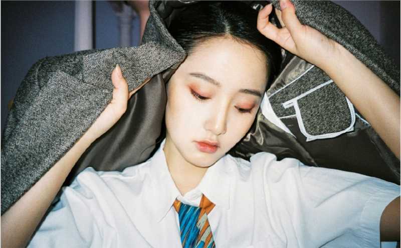 复古时尚美女模特衬衫格裤极品杂志图片