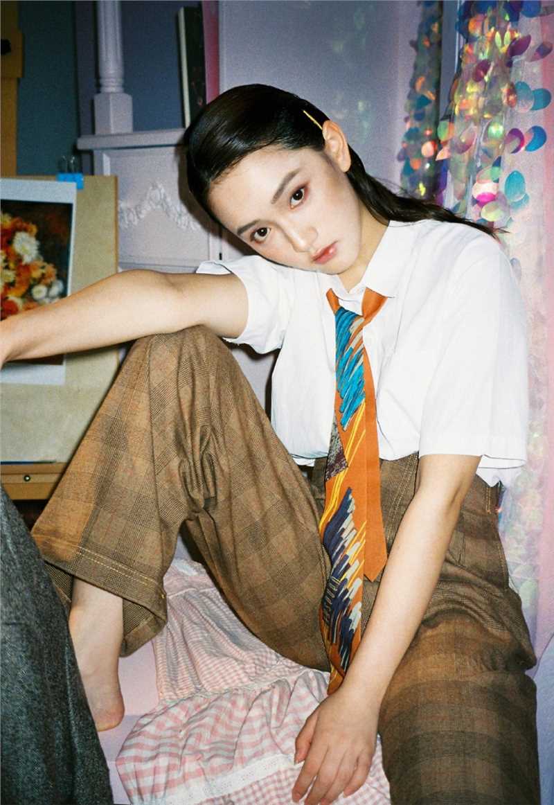 复古时尚美女模特衬衫格裤极品杂志图片