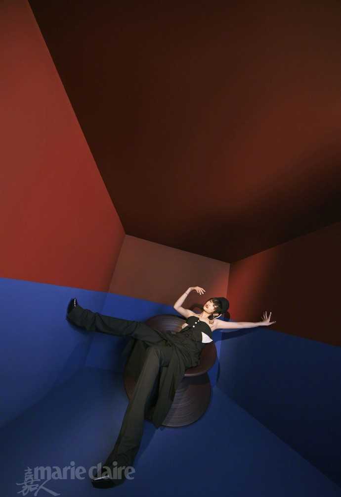 邪魅美女吴宣仪时尚帅气暗黑风格展现个人魅力