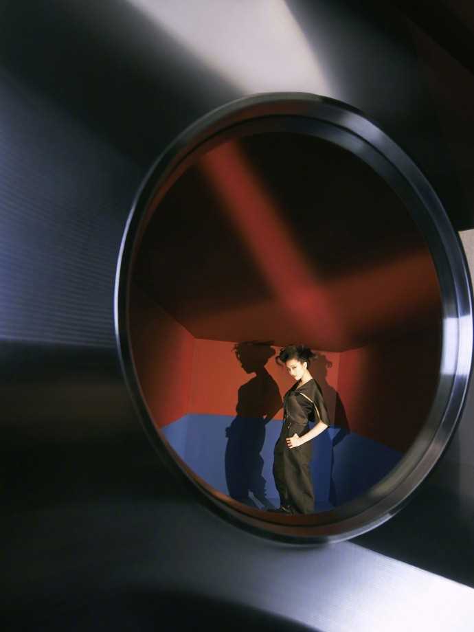 邪魅美女吴宣仪时尚帅气暗黑风格展现个人魅力