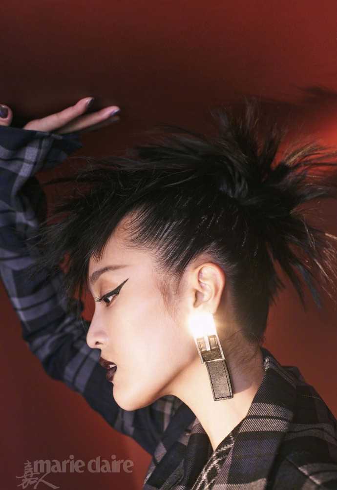 邪魅美女吴宣仪时尚帅气暗黑风格展现个人魅力