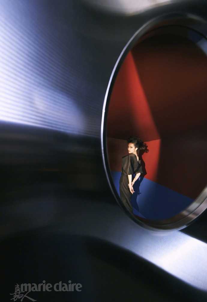 邪魅美女吴宣仪时尚帅气暗黑风格展现个人魅力