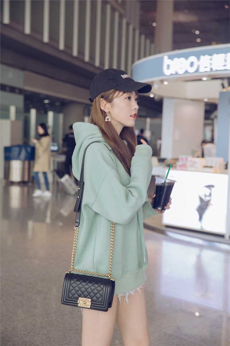 最新卫衣美女宣璐养眼大长腿明星时尚街拍清纯养眼图片壁纸