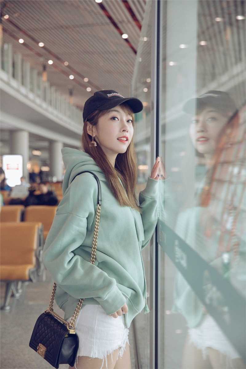 最新卫衣美女宣璐养眼大长腿明星时尚街拍清纯养眼图片壁纸