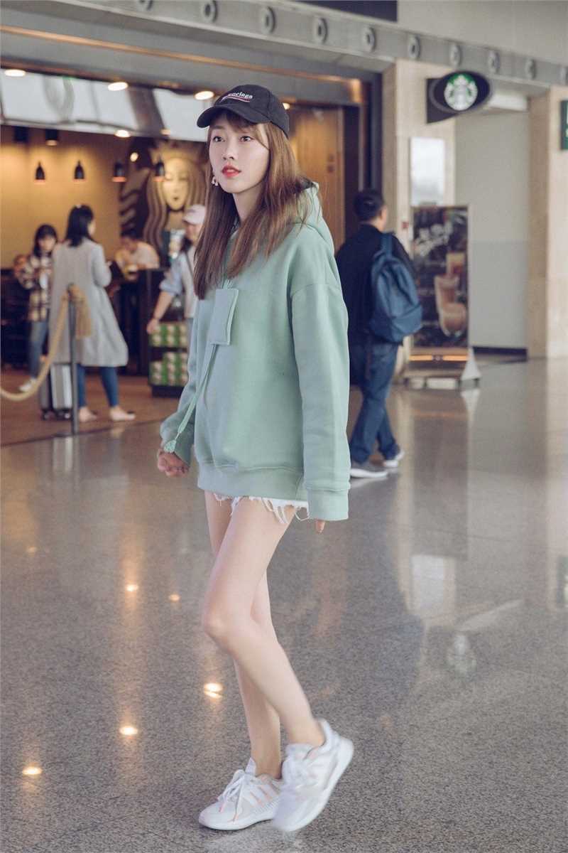 最新卫衣美女宣璐养眼大长腿明星时尚街拍清纯养眼图片壁纸