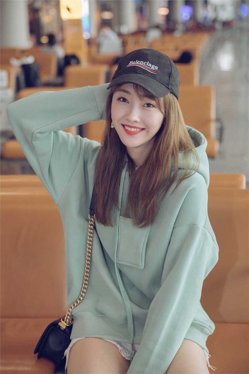 最新卫衣美女宣璐养眼大长腿明星时尚街拍清纯养眼图片壁纸