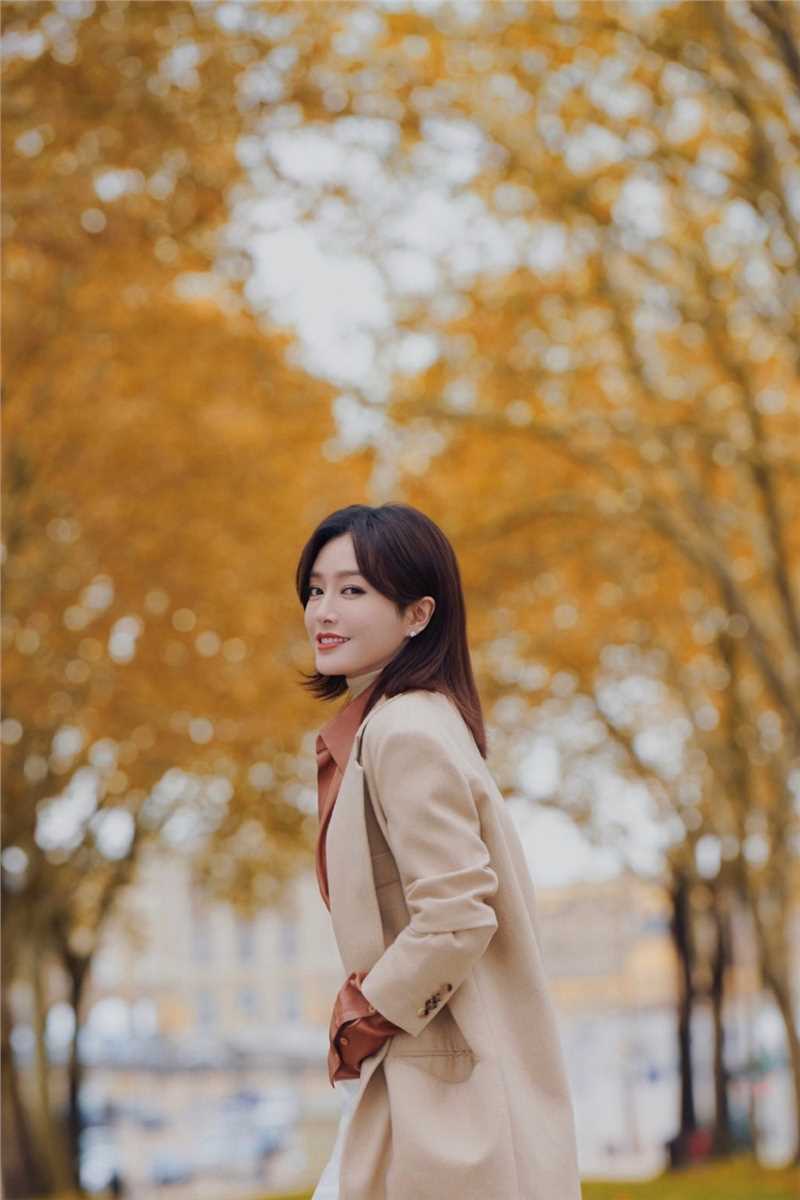 精选风情美女秦岚户外秋日时尚大衣明星街拍图片图册