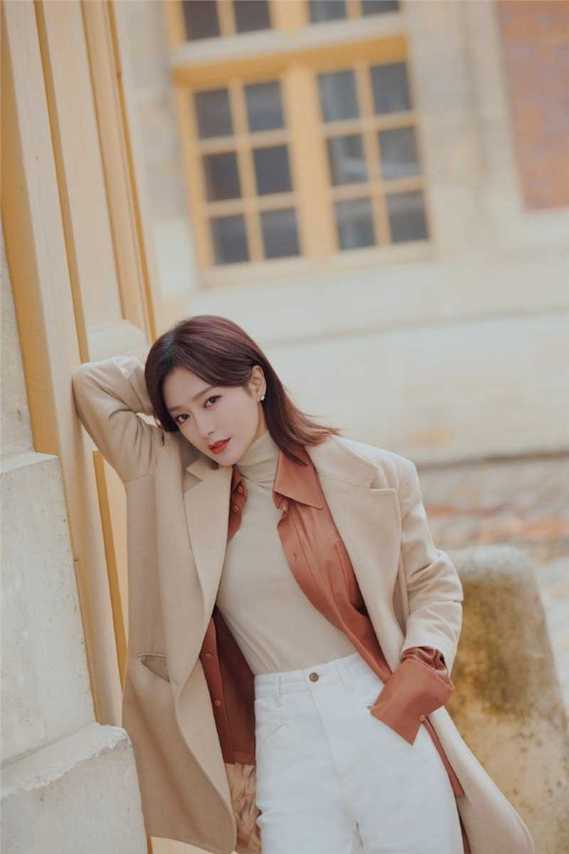 精选风情美女秦岚户外秋日时尚大衣明星街拍图片图册