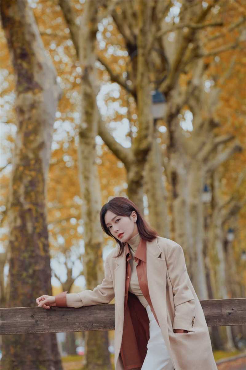 精选风情美女秦岚户外秋日时尚大衣明星街拍图片图册