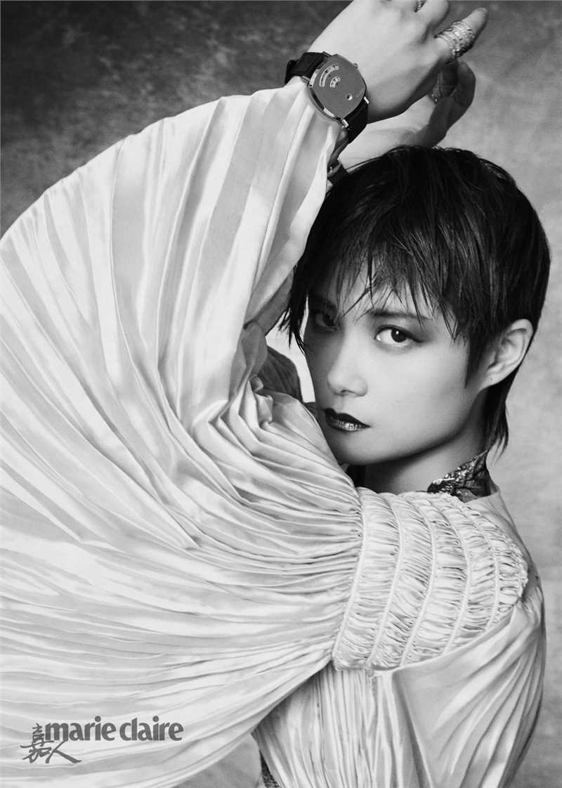 优质冷酷黑童话美女李宇春惊艳魅惑时尚风格杂志图片图片