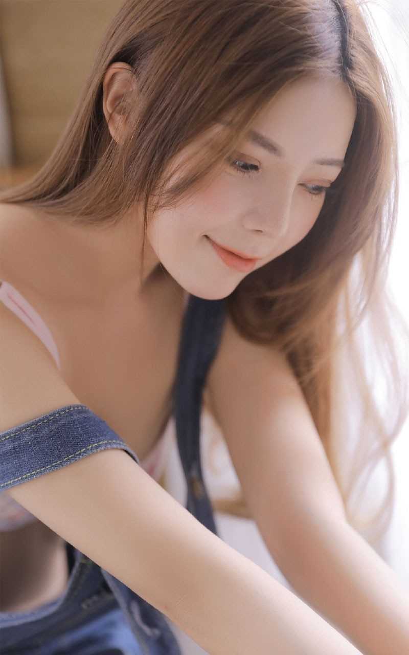 精选事业线傲人的欲望妹妹真空吊带性感香肩锁骨诱人艺术照图册