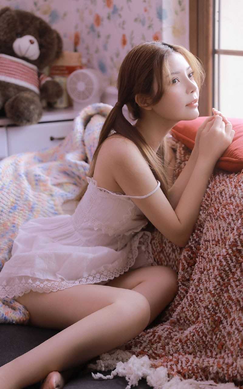 精选事业线傲人的欲望妹妹真空吊带性感香肩锁骨诱人艺术照图册