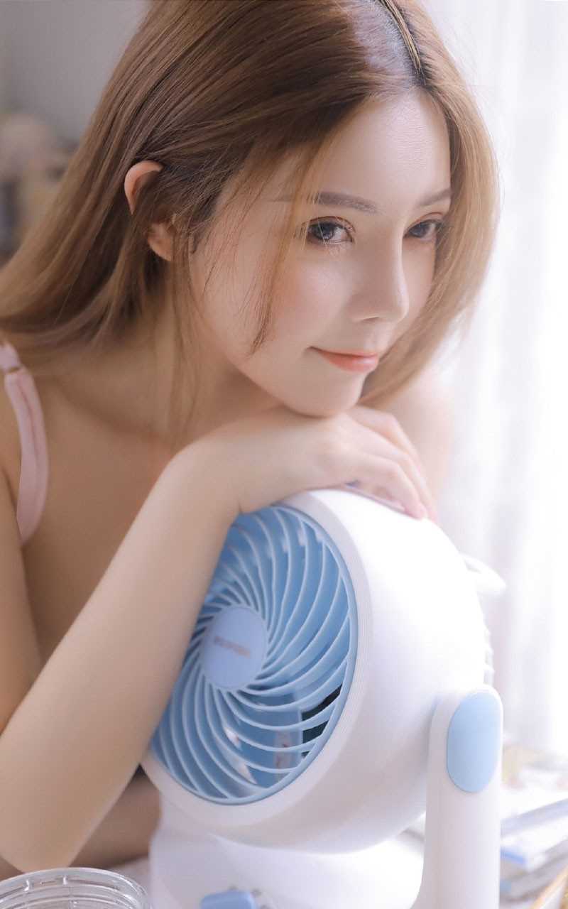 精选事业线傲人的欲望妹妹真空吊带性感香肩锁骨诱人艺术照图册