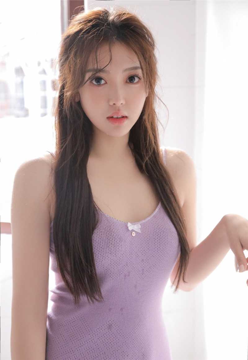 高清丰满妹妹身材高挑苗条低胸吊带气质慵懒性感美女集图集