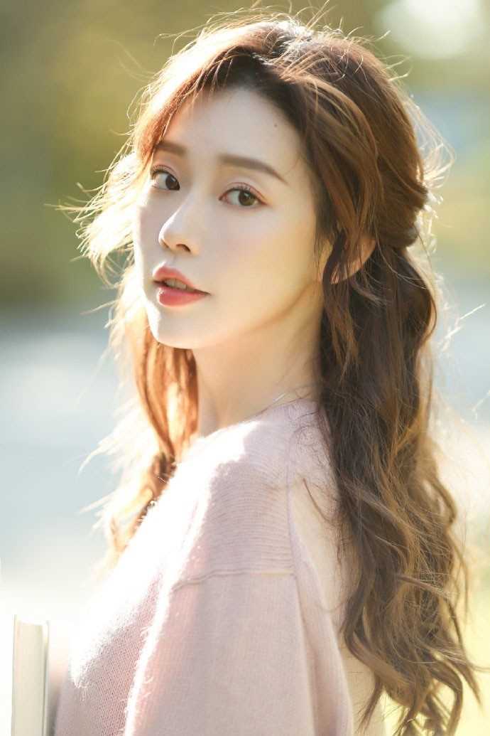 优质知性优雅美女性感波浪卷阳光下街拍令人怦然心动相册