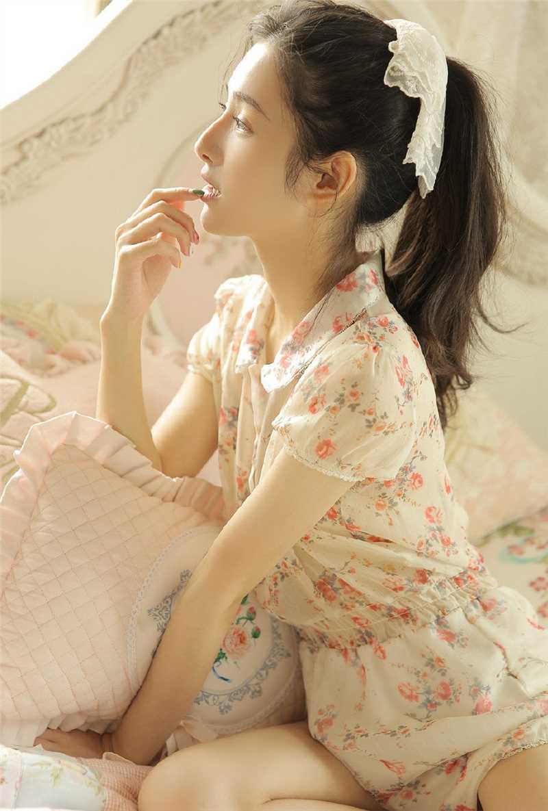 特别专辑俏皮可爱的长腿美女肤若凝脂明眸皓齿的性感私房照图片