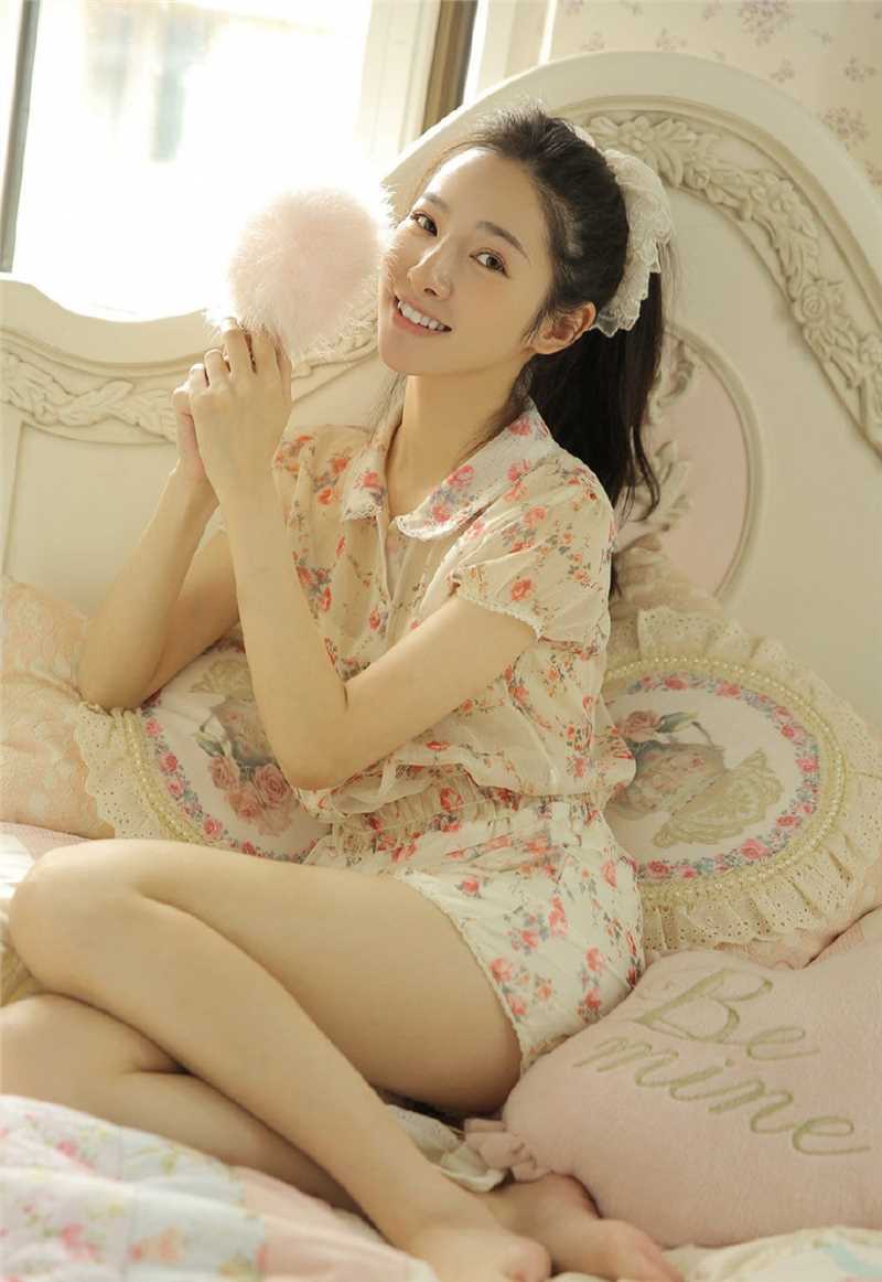 特别专辑俏皮可爱的长腿美女肤若凝脂明眸皓齿的性感私房照图片