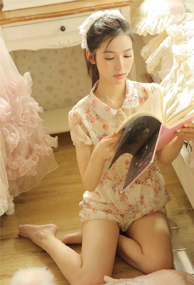 特别专辑俏皮可爱的长腿美女肤若凝脂明眸皓齿的性感私房照图片