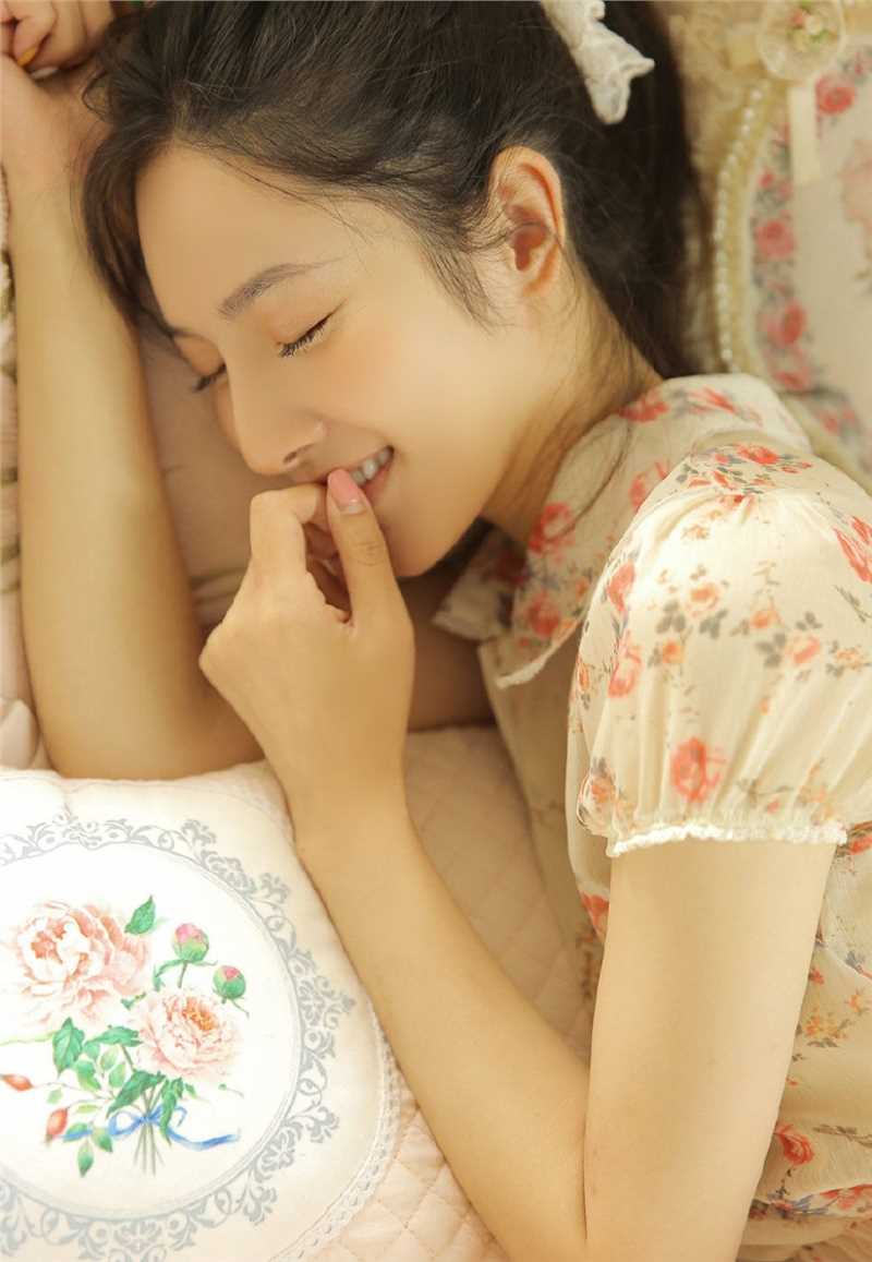 特别专辑俏皮可爱的长腿美女肤若凝脂明眸皓齿的性感私房照图片