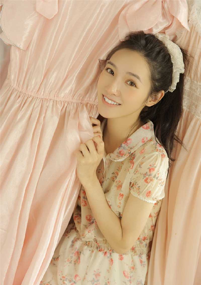 特别专辑俏皮可爱的长腿美女肤若凝脂明眸皓齿的性感私房照图片