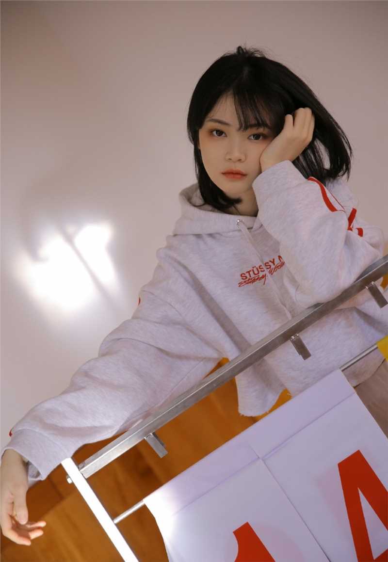 清丽动人的元气美少女靓丽运动装性感撩人美女