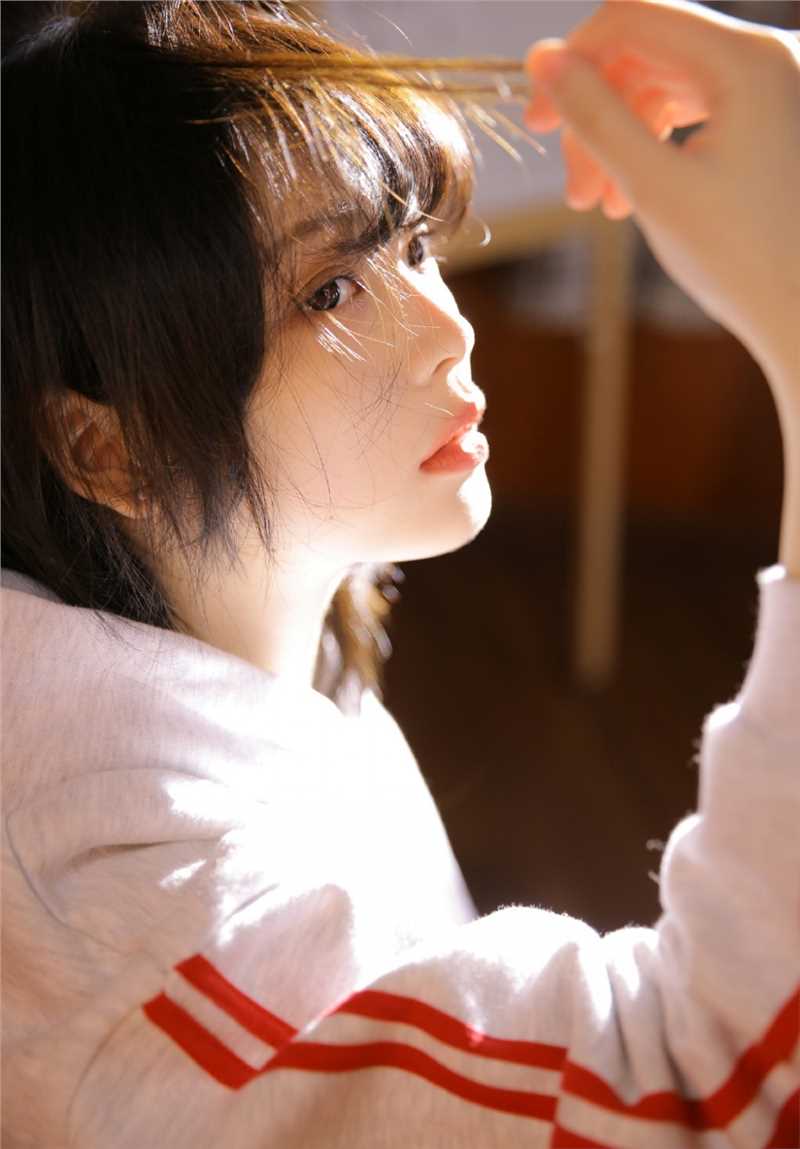 清丽动人的元气美少女靓丽运动装性感撩人美女