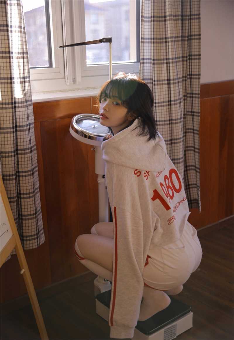 清丽动人的元气美少女靓丽运动装性感撩人美女