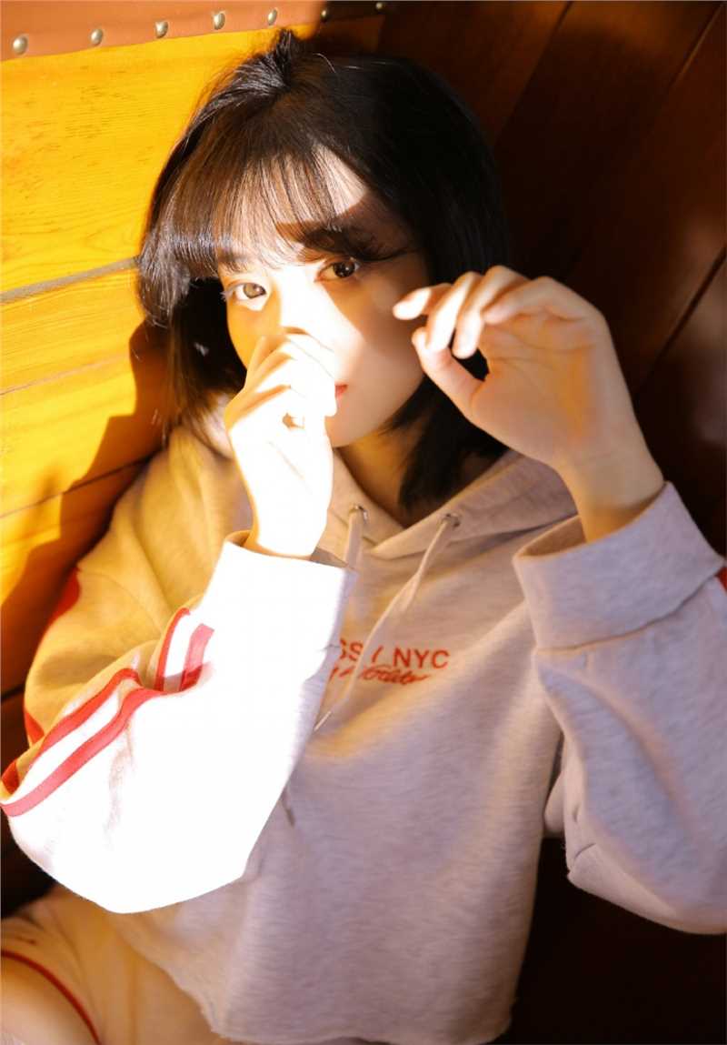 清丽动人的元气美少女靓丽运动装性感撩人美女