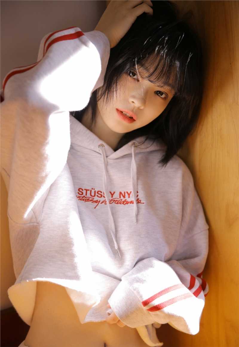 清丽动人的元气美少女靓丽运动装性感撩人美女