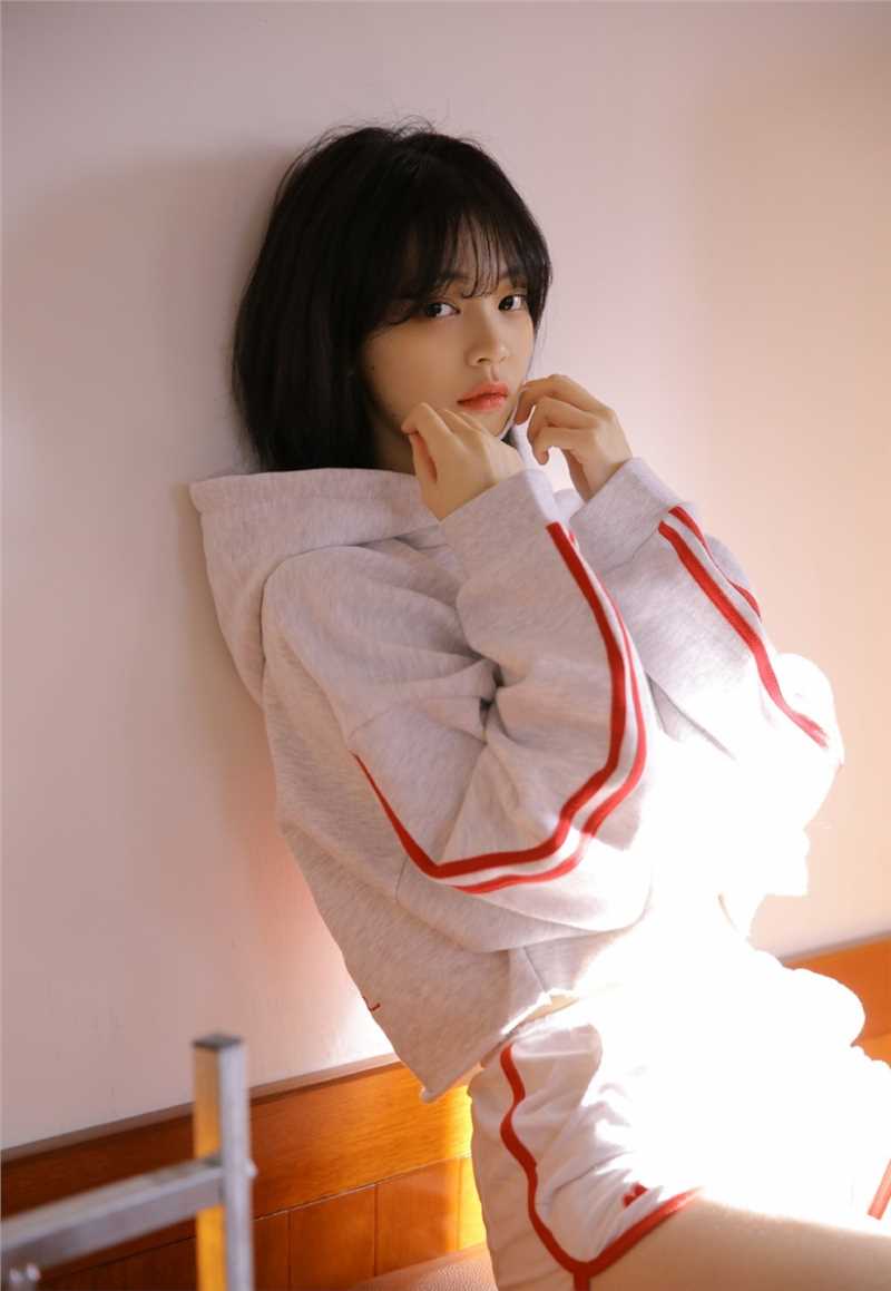 清丽动人的元气美少女靓丽运动装性感撩人美女