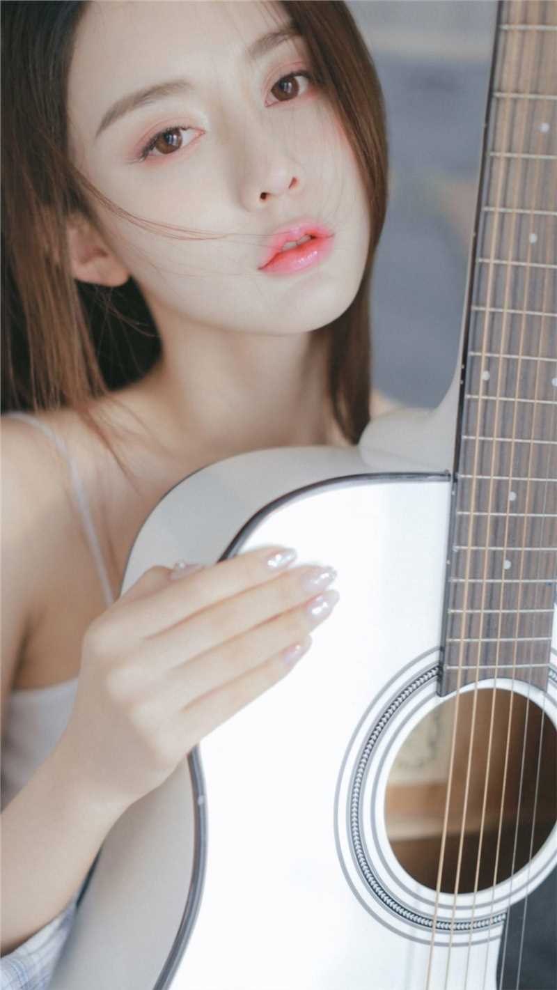 最新巨乳吊带美女唇红齿白饱满丰腴酥胸性感乳沟诱人美女写真图集