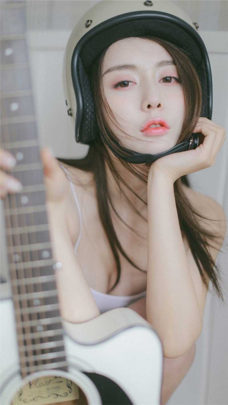 最新巨乳吊带美女唇红齿白饱满丰腴酥胸性感乳沟诱人美女写真图集