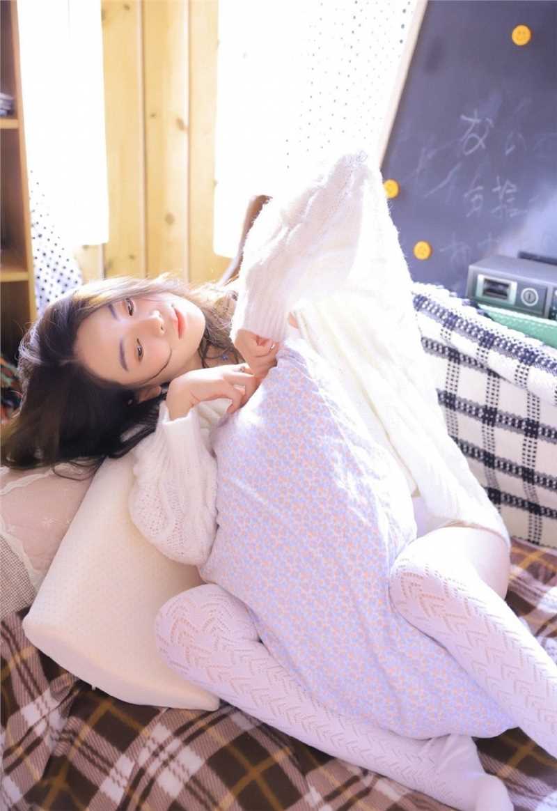 特别专辑隔壁的女孩肌肤雪白杏眸清纯性感酮体诱人艺术照图片