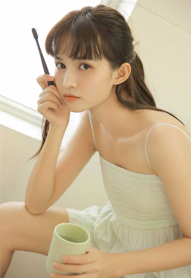 最新甜美女孩明眸善睐极致勾魂惹火的白漂亮女生生照片图集
