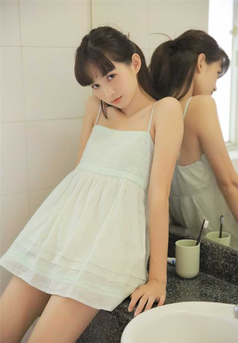 最新甜美女孩明眸善睐极致勾魂惹火的白漂亮女生生照片图集