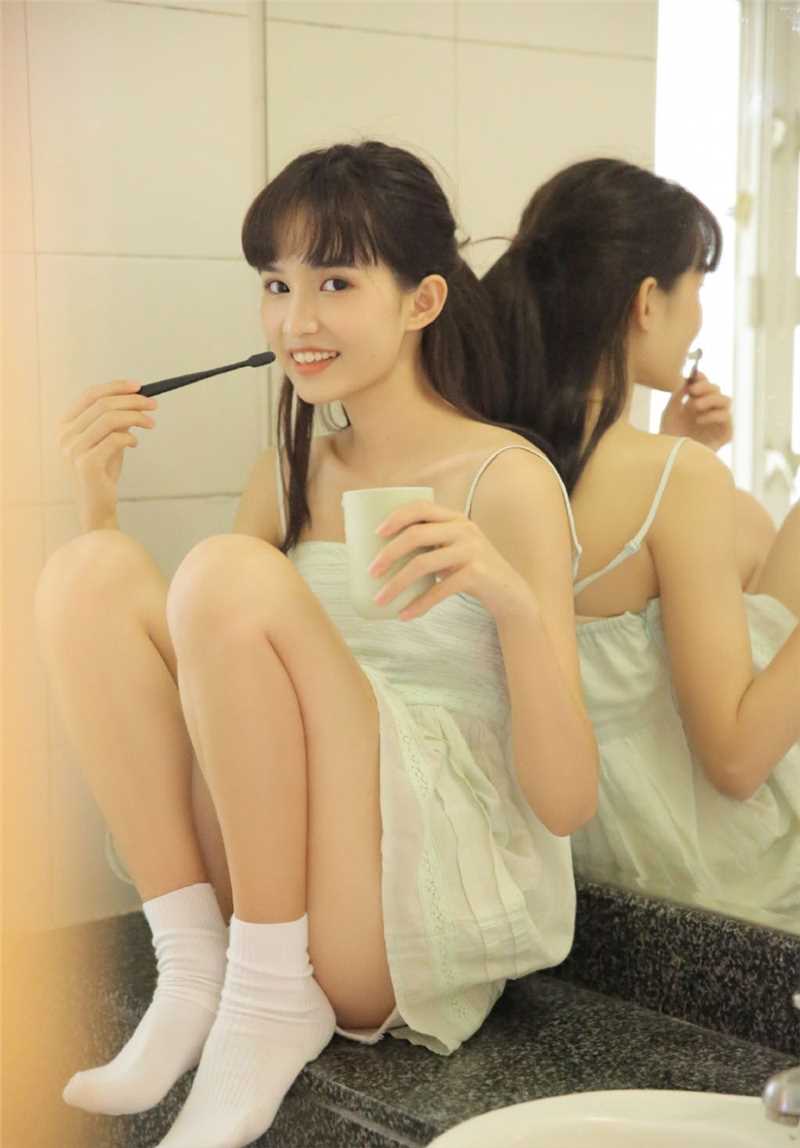 最新甜美女孩明眸善睐极致勾魂惹火的白漂亮女生生照片图集