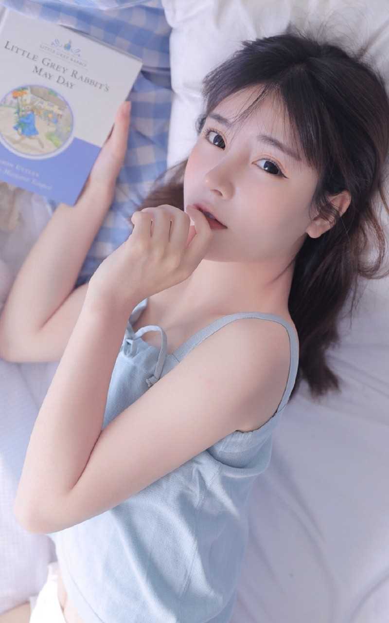 特别专辑甜美长发女孩床上暗送秋波惹火清纯空灵唯美图片