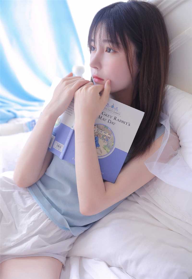 特别专辑甜美长发女孩床上暗送秋波惹火清纯空灵唯美图片