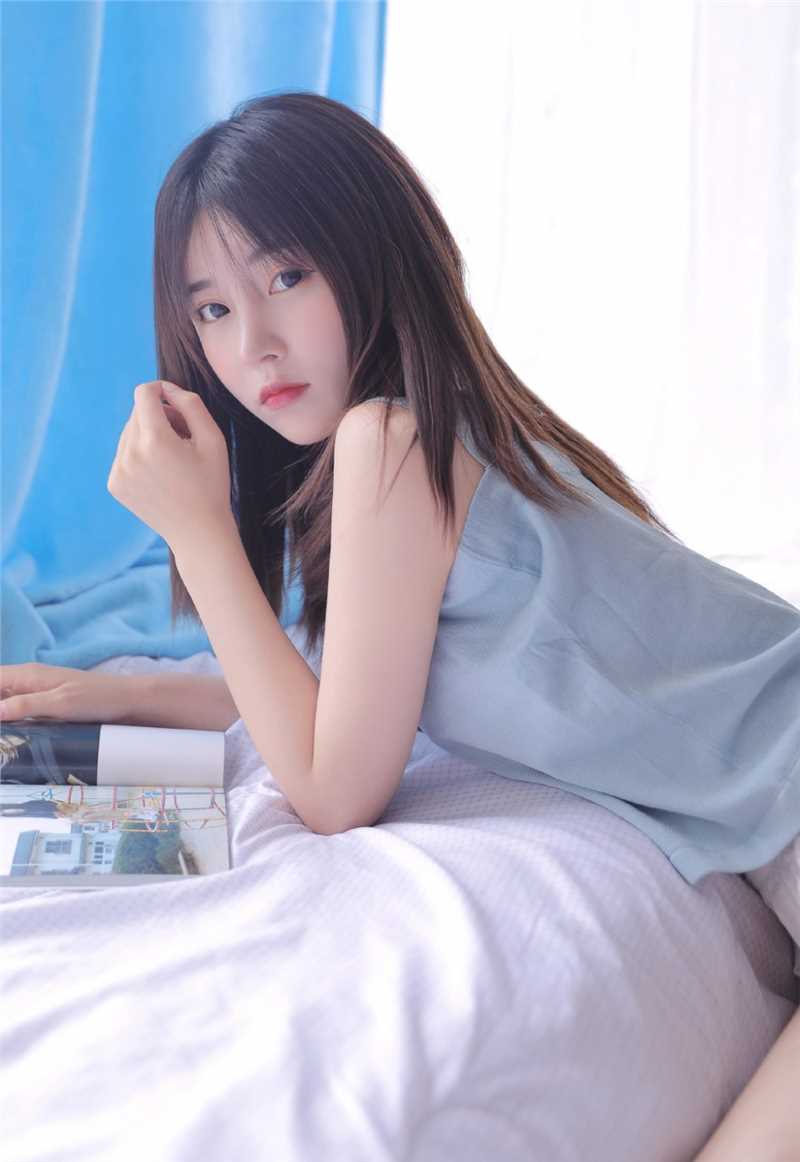 特别专辑甜美长发女孩床上暗送秋波惹火清纯空灵唯美图片