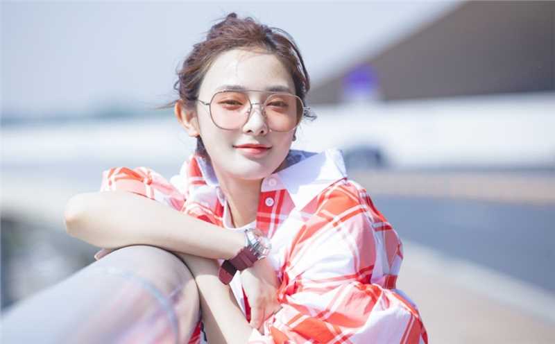 阳光少女彭小苒清爽街拍热裤大长腿时尚照片