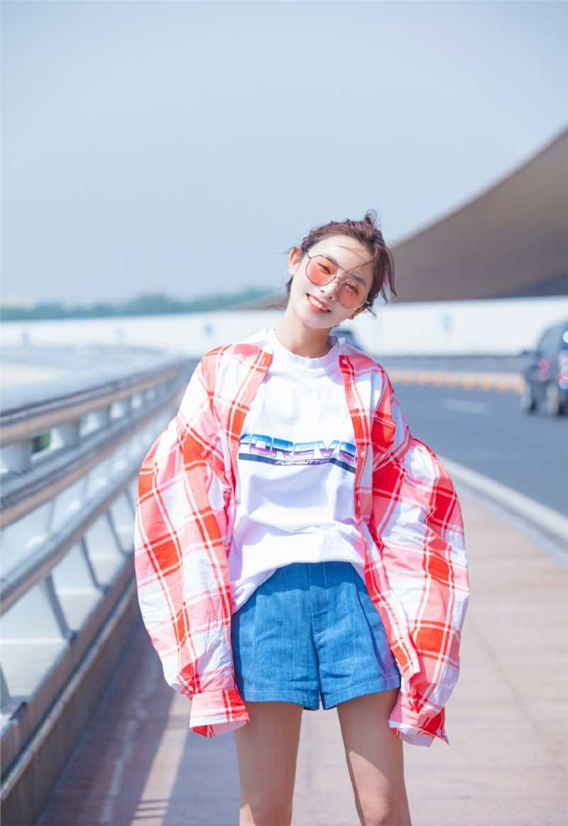 阳光少女彭小苒清爽街拍热裤大长腿时尚照片