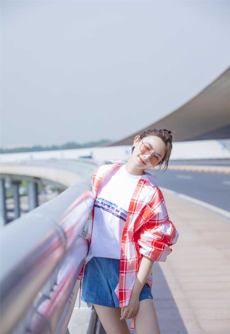 阳光少女彭小苒清爽街拍热裤大长腿时尚照片