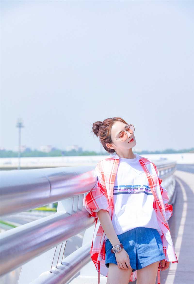 阳光少女彭小苒清爽街拍热裤大长腿时尚照片