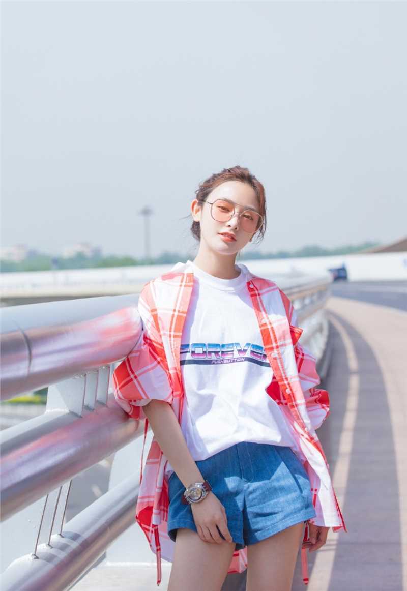 阳光少女彭小苒清爽街拍热裤大长腿时尚照片