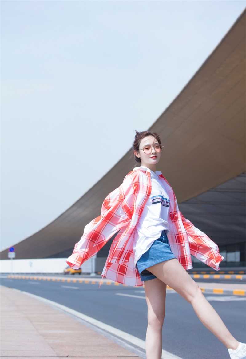 阳光少女彭小苒清爽街拍热裤大长腿时尚照片