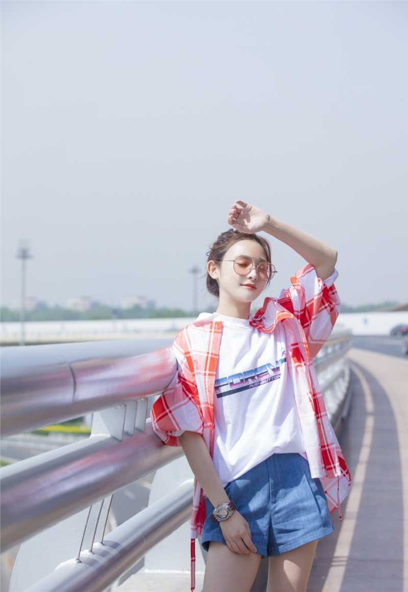 阳光少女彭小苒清爽街拍热裤大长腿时尚照片