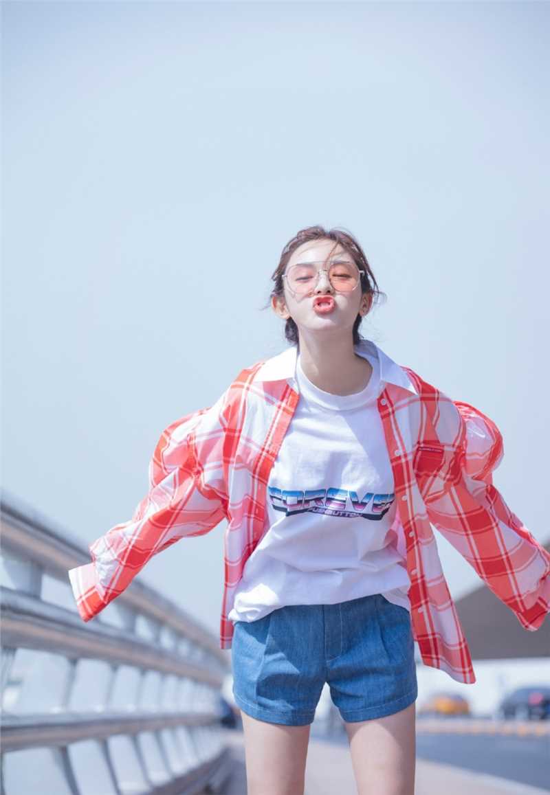 阳光少女彭小苒清爽街拍热裤大长腿时尚照片