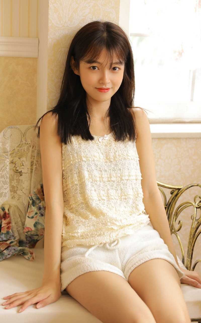 最全养眼呆萌的可爱妹子俏皮丸子头吊带香肩锁骨性感艺术照相册